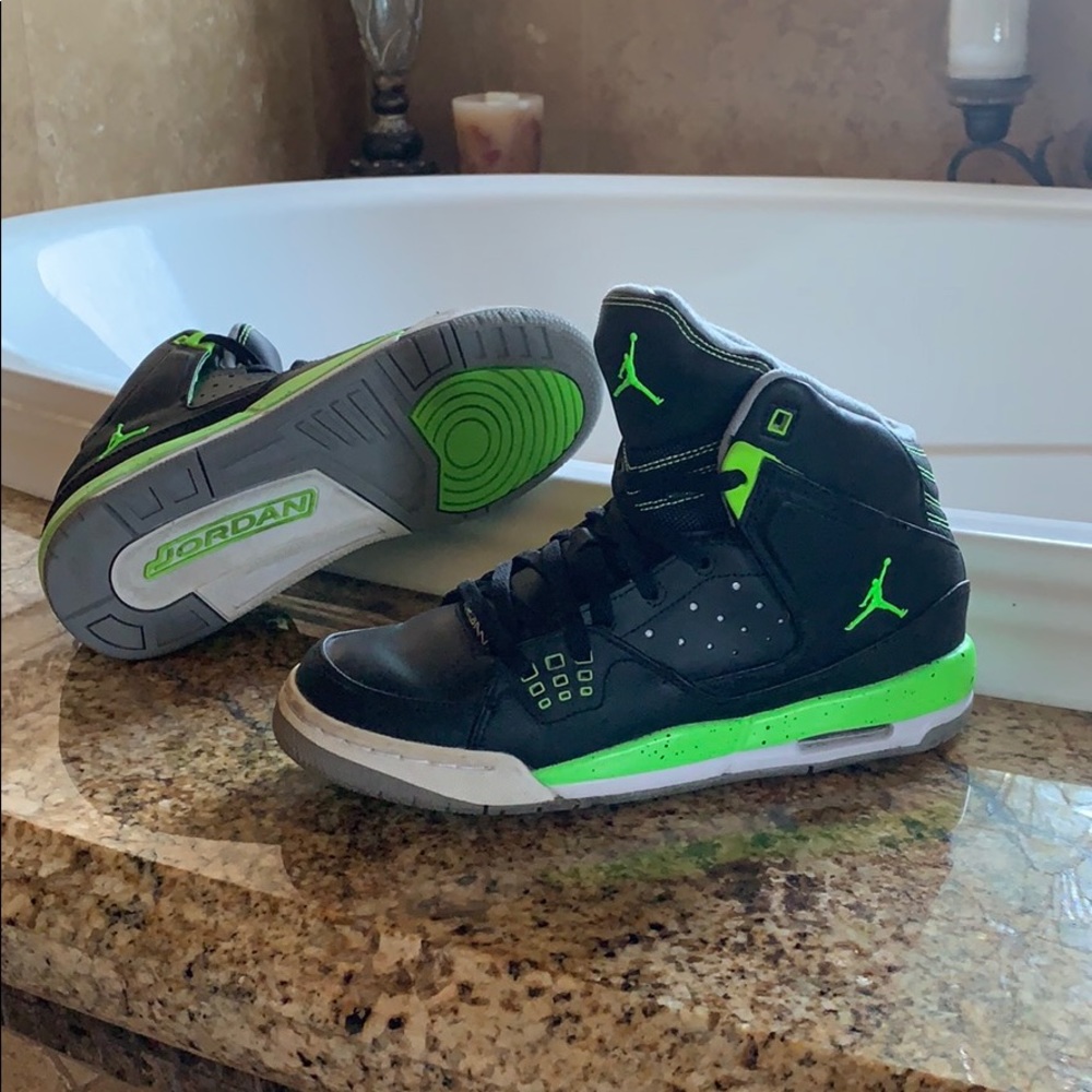 Jordan sneaker size 6.5 Y shoe women unisex men